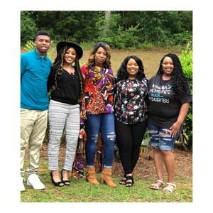 Meet your Posher, Lora